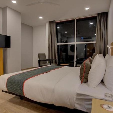 גווהטי Hotel Eureka Grand מראה חיצוני תמונה